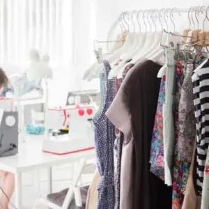 imagen de una barra de perchas con prendas en el local de historias hiladas