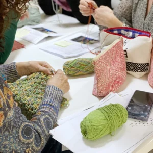 Imagen de alumnas en la clase de punto y ganchillo