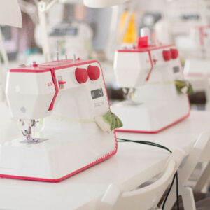 máquinas de coser en el local de historias hiladas