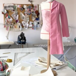 imagen de un maniquí con un patrón puesto