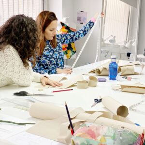 imagen de dos alumnas en una clase