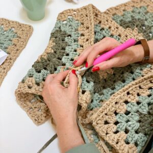 Imagen de una alumna en la clase de punto y ganchillo