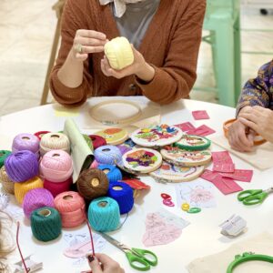 imagen de unas alumnas en la clase de bordado