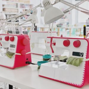 imagen de máquinas de coser en el local de historias hiladas