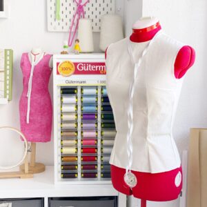 imagen de un maniquí con un patrón puesto