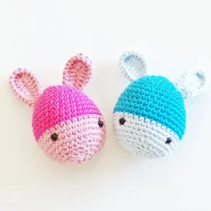imagen de conejos de 'peluche' hechas en la clase de Tu primer amigurumi