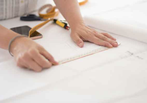 imagen de una persona midiendo una tela